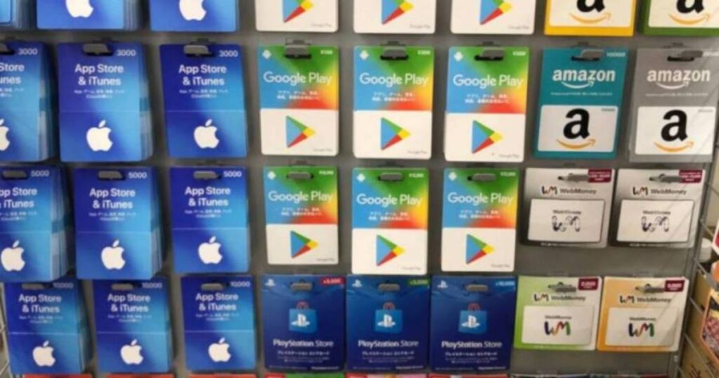 コンビニ店内のプリペイドカード売り場。Apple、Google Play、Amazon、PlayStationなどの各種ギフトカードが並んでいる様子。