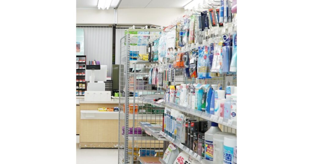 タンポンなどが陳列されているコンビニの日用品・衛生用品売り場