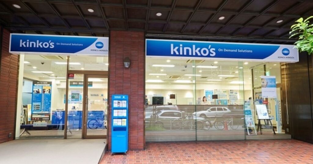 キンコーズ（kinko's）の店舗外観と入り口の様子