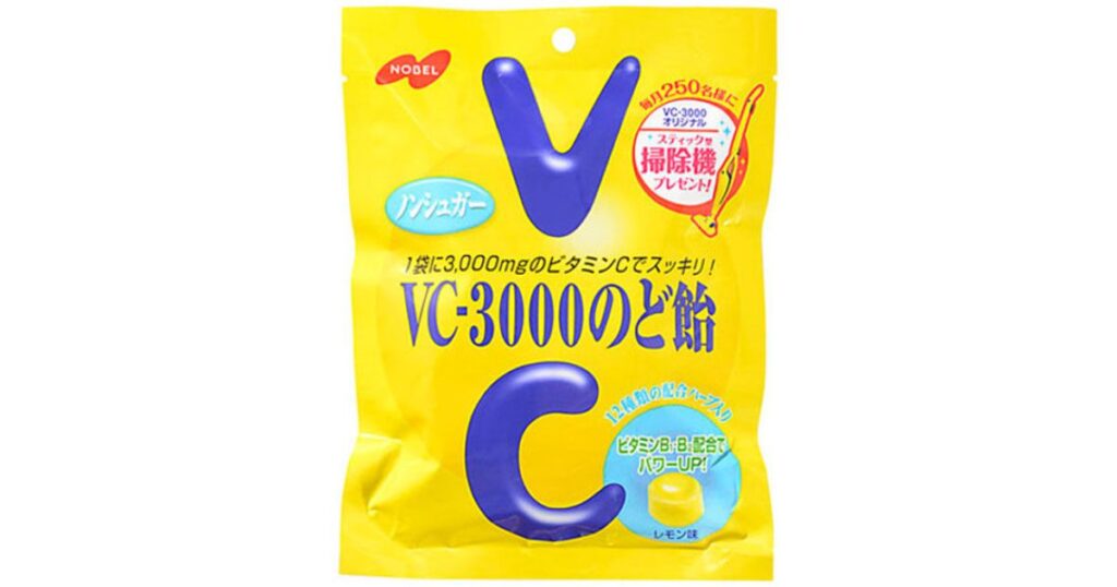ノーベル製菓「VC-3000のど飴 レモン味」の黄色いパッケージ。中央に大きく青い「C」の文字と「ノンシュガー」のロゴ。