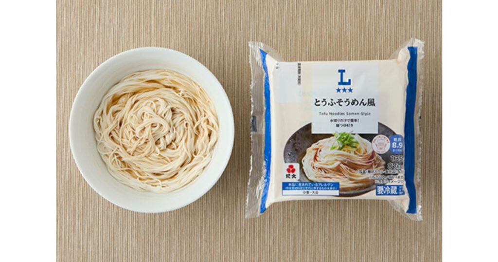 ローソンの「とうふそうめん風（麺つゆ付き）」のパッケージと、器に盛り付けられた白い豆腐そうめんの俯瞰写真