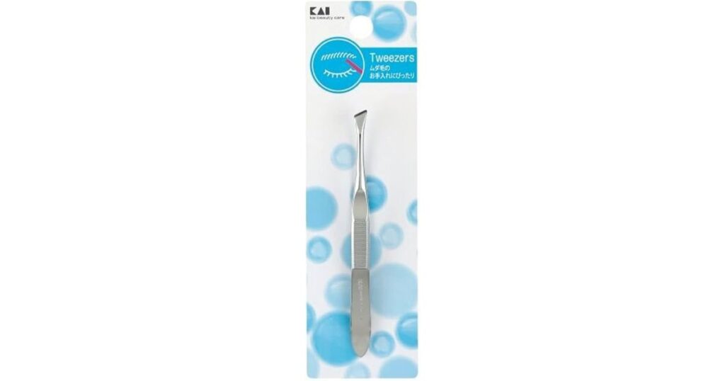 貝印（KAI）の「Tweezers ムダ毛のお手入れにぴったり」と書かれたシルバーの毛抜きのパッケージ写真