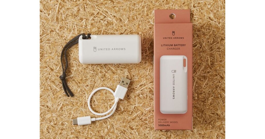 ローソンで展開されているユナイテッドアローズと多摩電子工業コラボのモバイルバッテリーと白いケーブル