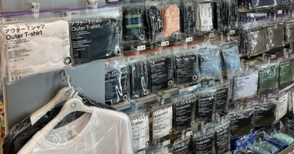多数の衣料品や下着が陳列されているコンビニの衣料品コーナー