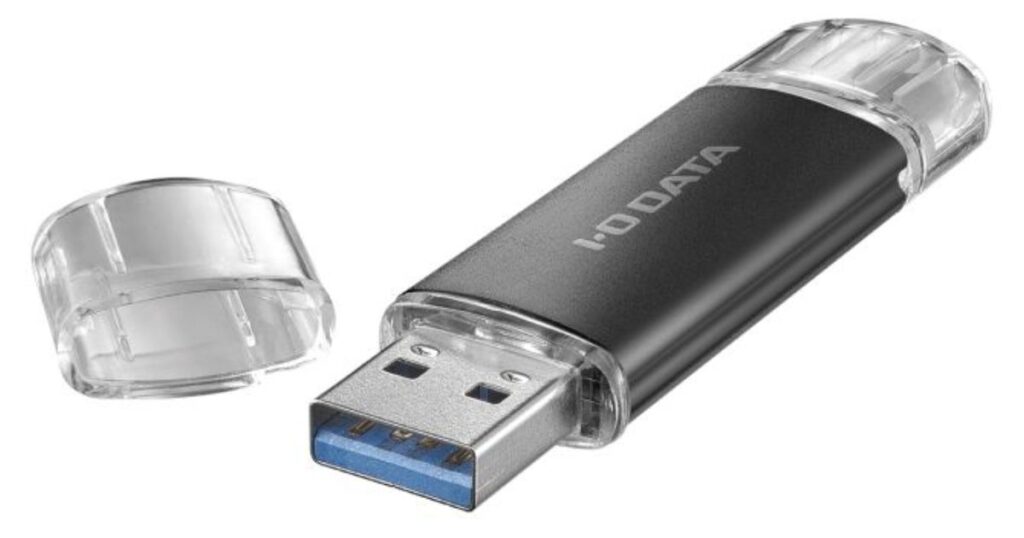 透明なキャップと青色のUSB端子を持つ、I-O DATA製の黒いUSBメモリ。