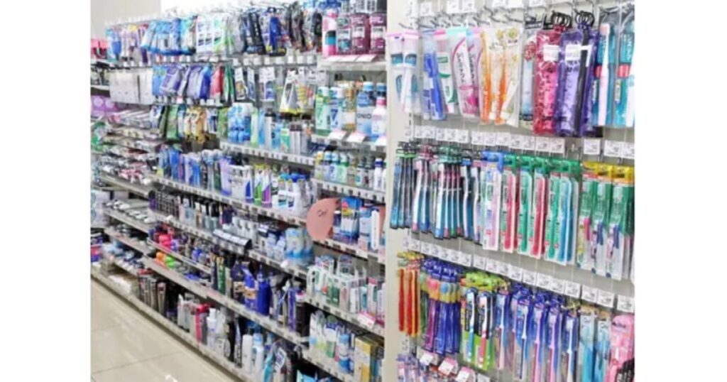 コンビニエンスストアの店内に陳列された歯ブラシや衛生用品・ヘルスケア商品が並ぶ棚割りの様子