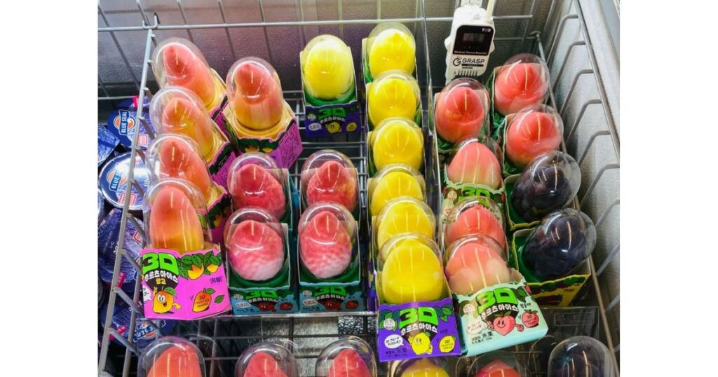 コンビニやスーパーの冷凍ショーケース内にズラリと綺麗に陳列された、カラフルな多種類の3Dフルーツアイス
