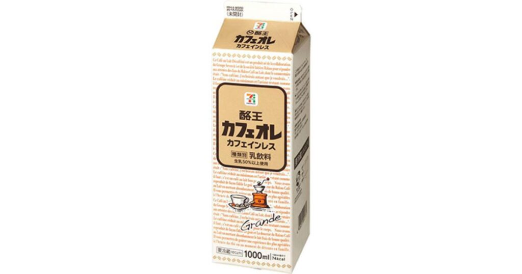 セブンプレミアムと酪王協同乳業がコラボした、紙パック入りの「酪王カフェオレ カフェインレス」の商品画像。
