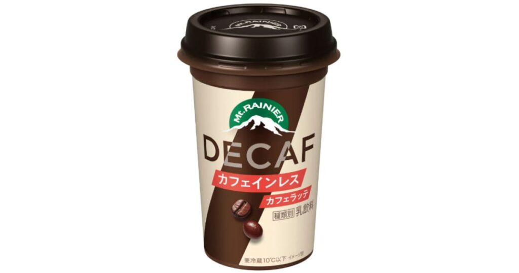 茶色と白のスタイリッシュなデザインにリニューアルされた、マウントレーニアのチルドカップコーヒー「DECAF(カフェインレス)」のパッケージ画像。
