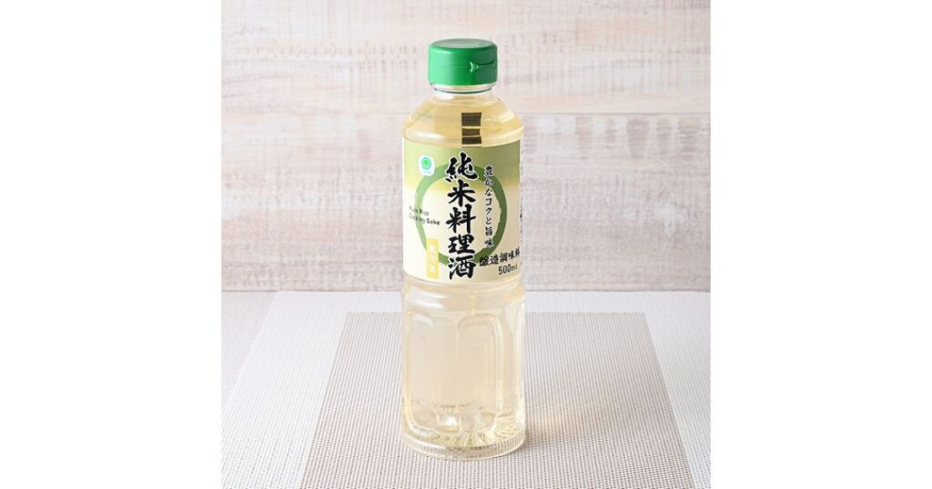 ファミリーマートのプライベートブランド「純米料理酒」のペットボトル画像。