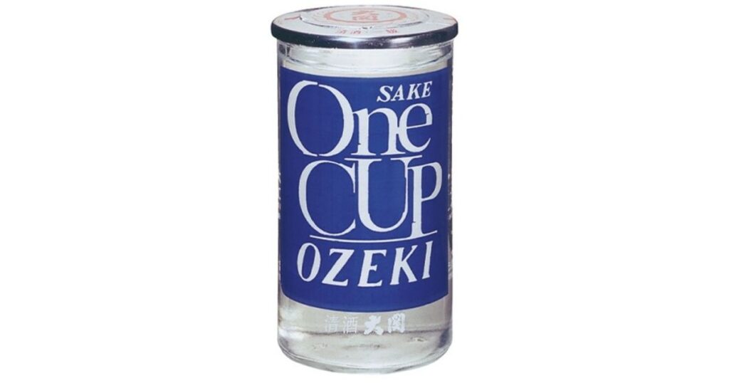 「ワンカップ大関(One CUP OZEKI)」のカップ酒の画像。