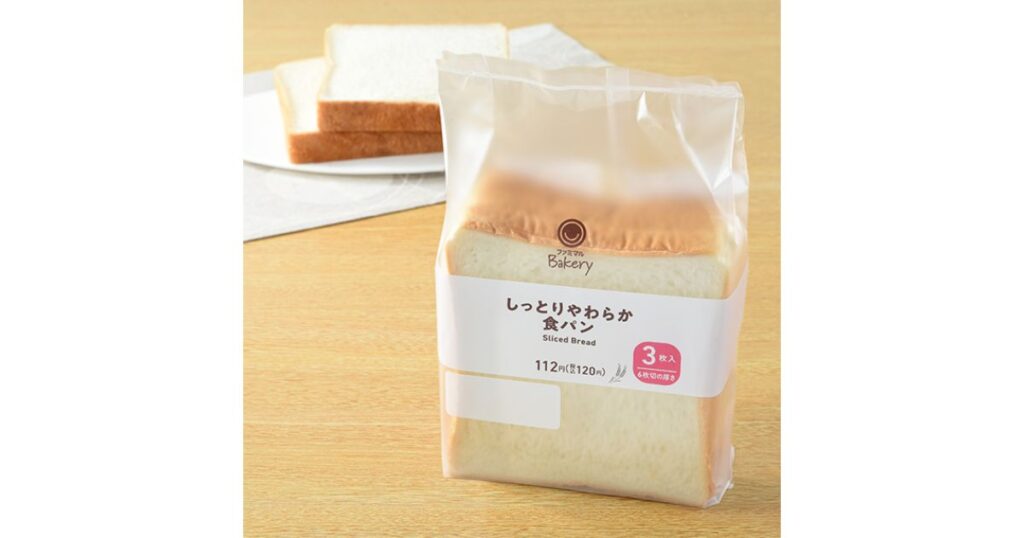 テーブルの上に置かれた、ファミリーマートの「しっとりやわらか食パン 3枚入」のパッケージ