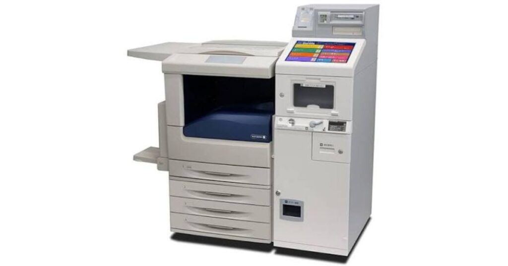 セブン-イレブン店舗に設置されている白色の富士フイルム製マルチコピー機の外観