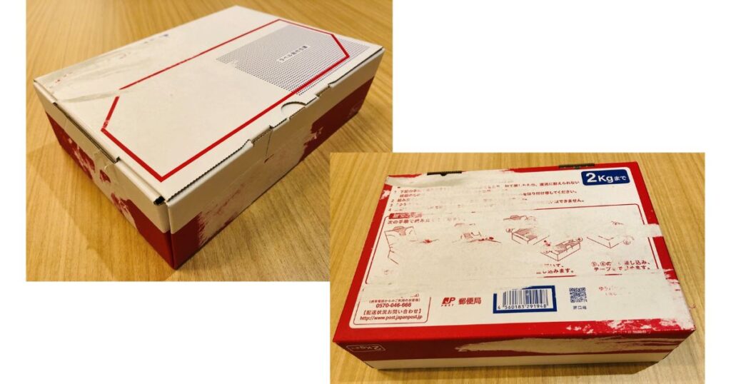 日本郵便の「ゆうパケットプラス」専用箱の外観と、組み立て方や注意点が記載された裏面の写真。
