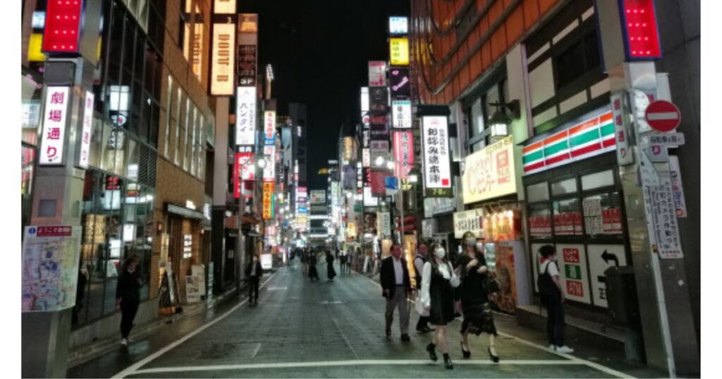 歓楽街にあるコンビニ