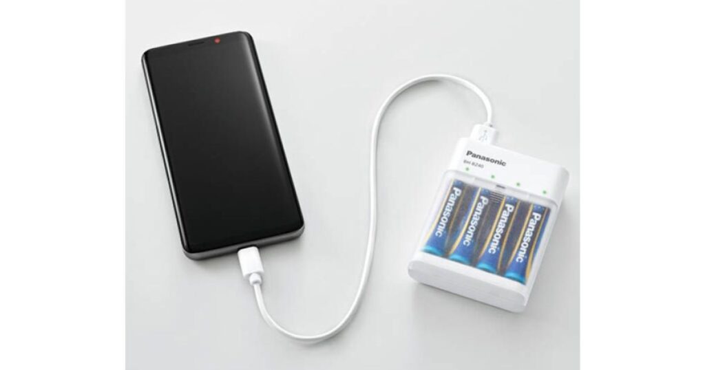 単3形乾電池4本を使用して、スマートフォンを充電しているPanasonic製充電器。