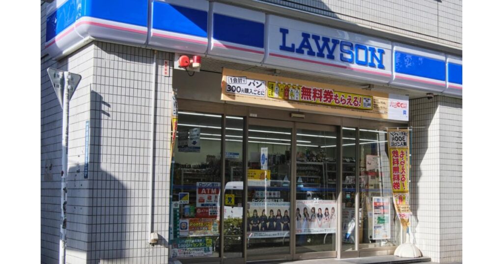 昼間の街中にあるローソン(LAWSON)の店舗外観と入り口の写真。